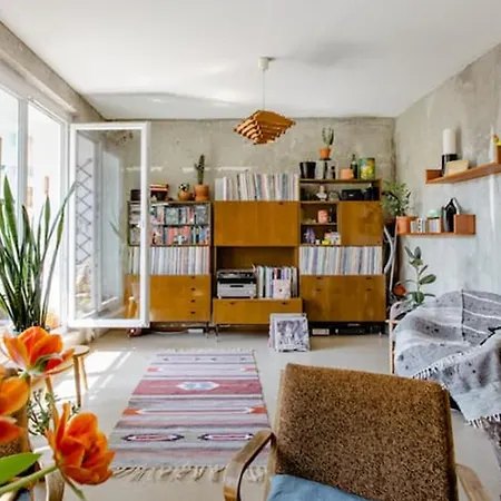 Bright & Modern 4-bedroom In The Heart Of
