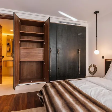 Bright & Modern 4-bedroom In The Heart Of Apartment