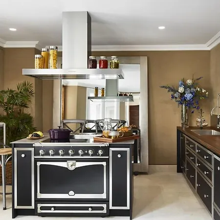 Bright & Modern 4-bedroom In The Heart Of *
